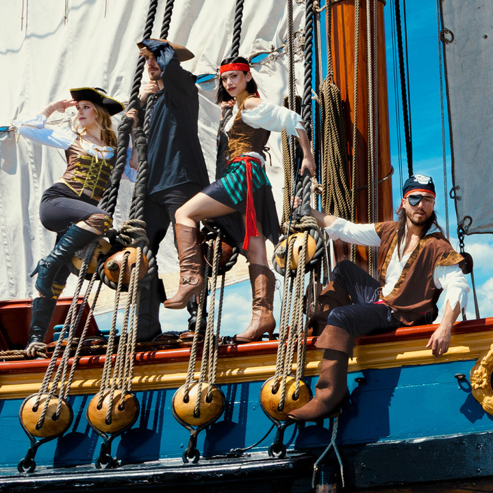 Bandana pirate with eye patch, black